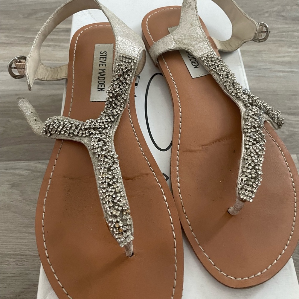 Flat sandals, bling bling
